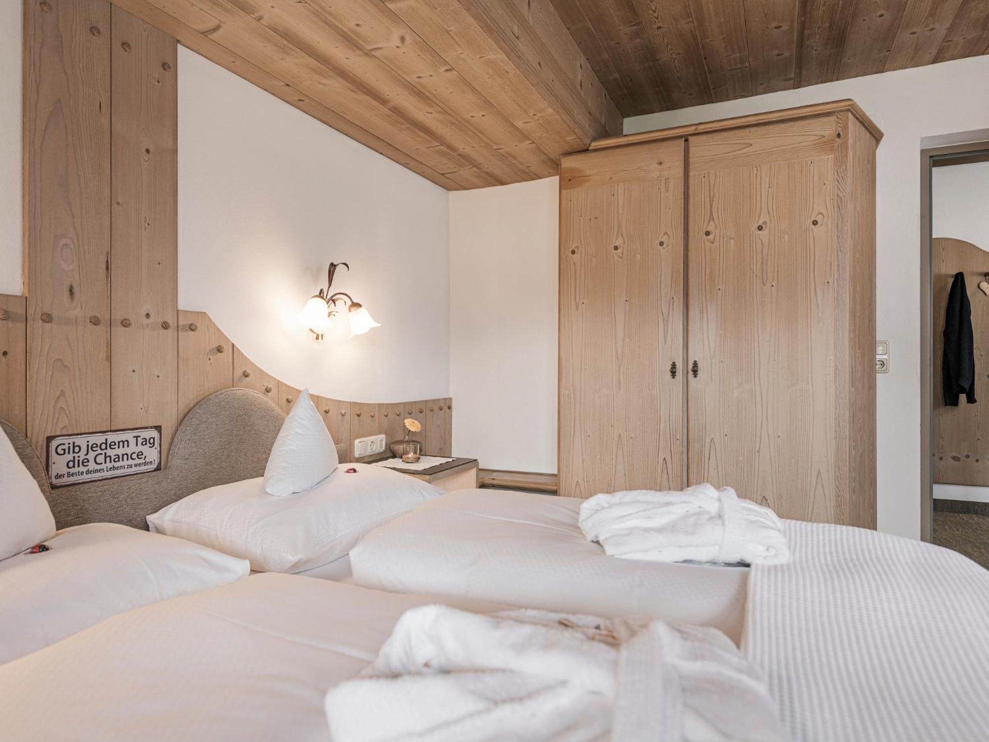 Apparthotel "Landhaus Veronika" Mayrhofen Bagian luar foto