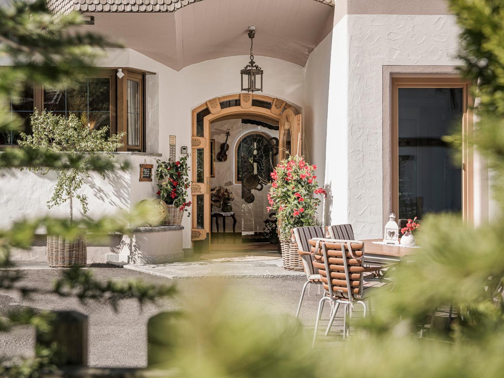 Apparthotel "Landhaus Veronika" Mayrhofen Bagian luar foto