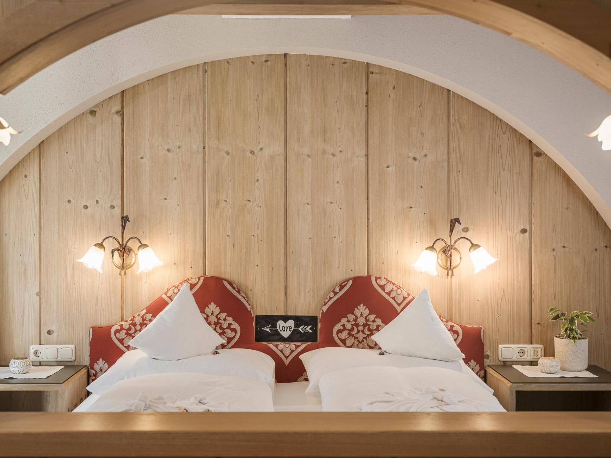 Apparthotel "Landhaus Veronika" Mayrhofen Bagian luar foto