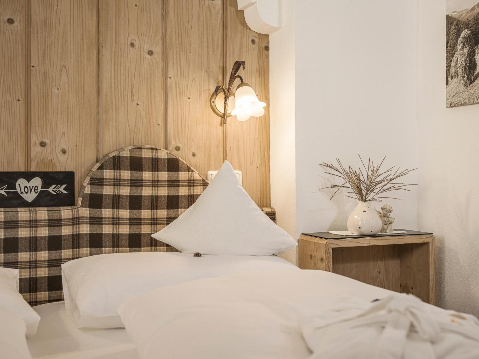 Apparthotel "Landhaus Veronika" Mayrhofen Bagian luar foto